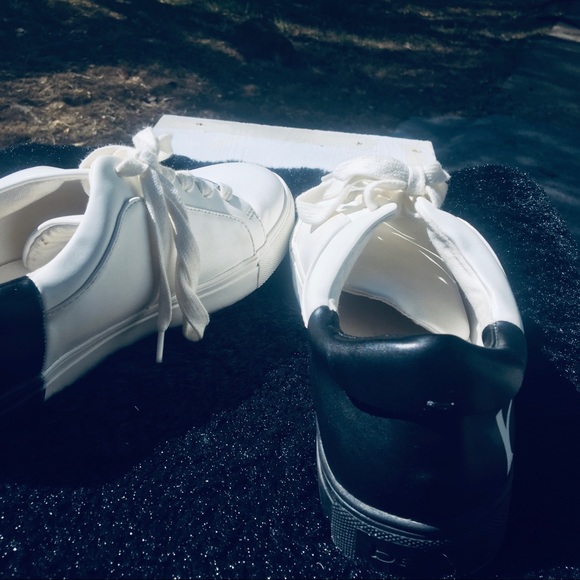 Bebe women’s sneakers. Size 7. - Picture 4 of 9